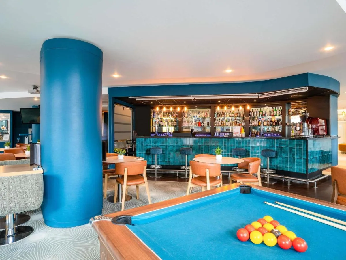 a pool table in a restaurant with a bar at Novotel Glasgow Centre in Glasgow